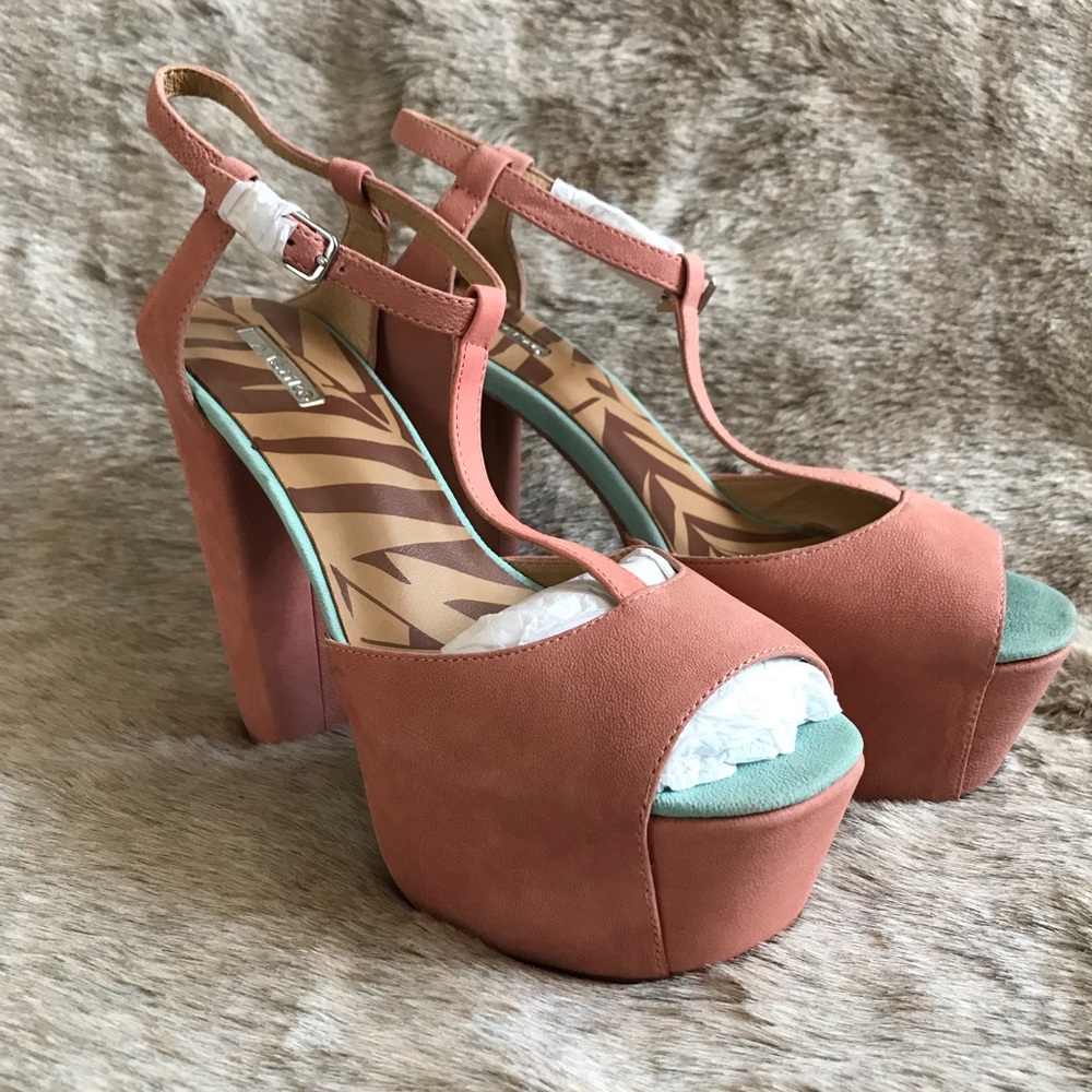 Matiko Faux Suede Coral Platform Size 6